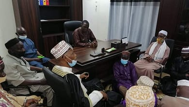Fermeture des cimetières : les imams de Kaporo rail Bambeto koloma 1 sont venus plaider auprès de la Maire de Ratoma 8 Ce matin tous les imams de Kaporo rail Bambeto koloma 1 sont venus plaider auprès de la Maire de Ratoma