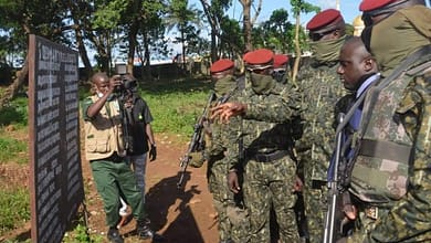 Le Colonel Mamadi Doumbouya vient de démontrer que les morts qui reposent au cimetière de Bambeto sont malgré tout des Guinéens. 8 Le colonel Mamadi Doumbouya