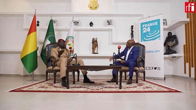 Guinée CNRD au pouvoir, résumé de la journée du Lundi, 15 novembre 2021 5 Le colonel Mamadi Doumbouya et Alain Foka