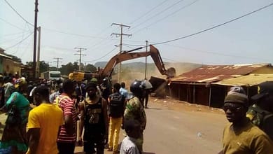 Des bulldozers qui rasent des bâtiments privés en pleine journée sous la surveillance des policiers, gendarmes et militaires avec des armes de guerre 7 FB IMG 1654287388343