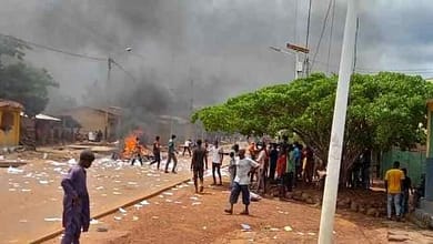 Dinguiraye des jeunes en colère ont mis le feu sur le bâtiment de la gendarmerie 6 Dinguiraye des jeunes en colère ont mis le feu sur le bâtiment de la gendarmerie
