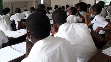 Maman, il ne faut pas blaguer avec ces gens-là ! C'est affaire d'un jeune Diakanké. 7 élève guinéen