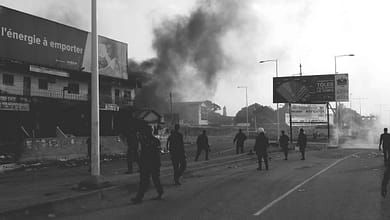 Urgent : dans un tourbillon de grenade lacrymogène, le président du #FCBoycottOrange se fait arrêter 10 un tourbillon de grenade lacrymogène