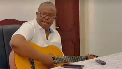 Satire à vue On connaît la chanson ! 7 Embalo