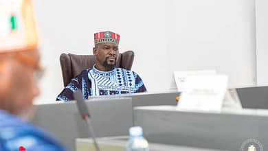 Et enfin, Doumbouya sort du bois avec un discours très en retard suite aux incendies des dépôts d'hydrocarbures. 7 Le colonel Mamadi Doumbouya