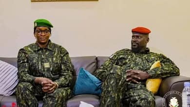 Les retraités de l’intérieur du pays apprécient la gestion de la Colonelle Aminata Diallo. 1 La Colonelle Aminata Diallo et le Président Doumbouya