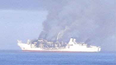 Maîtrise Rapide d'un Incendie Maritime à Conakry 5 feu dans un bateau en Afrique