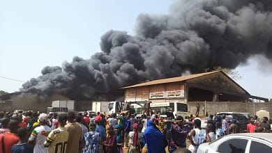 Madina en flammes : un incendie ravage le plus grand centre commercial de Conakry, l’impuissance des pompiers en question 1 incendie EDG Hamdanlaye jpg