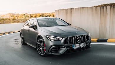 Les défis de l’importation de véhicules en Guinée. 6 black mercedes benz coupe on road during daytime