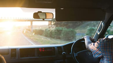 Comment acheter une voiture d’occasion en Guinée ? 7 person driving Toyota vehicle