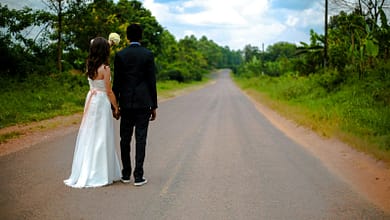 Société : Comment choisir la femme de sa vie ? Les sages conseils d’un père à son fils… 6 wedding couple standing on winding road between trees under cumulus cloud