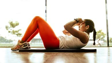 Les tendances du fitness en ligne en Guinée. 4 woman exercising indoors