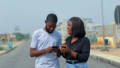 Les 7 business les plus rentables à lancer en Afrique en 2025. 2 a man and a woman looking at a cell phone
