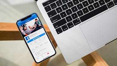 Comment mesurer l’efficacité d’une campagne digitale en Guinée ? 3 iPhone X beside MacBook