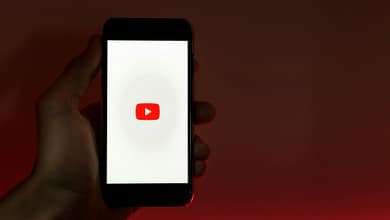 Comment monétiser un blog ou une chaîne YouTube en Guinée ? 5 Youtube in smartphone