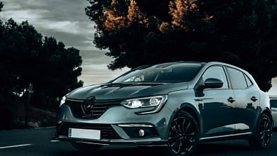 Les régulations sur les véhicules électriques en Guinée. 4 a car on fire