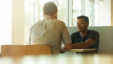 Les conseils pour résoudre un litige en Guinée. 1 two men talking