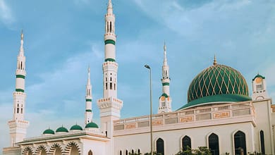 Bienfaits spirituels et psychologiques du Ramadan : Comment en tirer le meilleur ? 5 a large white building with a green dome