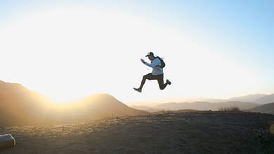30 Compétences pour Bâtir une Version Inarrêtable de Toi-Même 5 man wearing white long-sleeved shirt on air photo