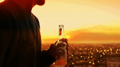 Les Clés d’une Vie Puissante : Transformer l’Adversité en Force 6 man holding bottle near buildings