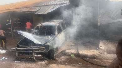 Conakry : Un véhicule en flammes déclenche un incendie à Yembeya 7 voiture calcine