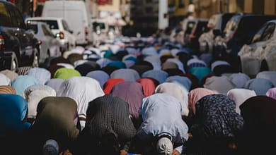 Calendrier du Ramadan 2025 : Dates, horaires de jeûne et prières par pays 3 people kneeling and praying during daytime