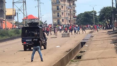 Guinée : Mamadi Doumbouya militarise le ciel avec son Escadron de drones – Innovation sécuritaire ou nouveau levier de surveillance politique 1 Manifestation sur laxe
