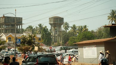 Immobilier abordable en Guinée : top 5 des opportunités à petit budget 6 a bunch of cars that are parked in the street