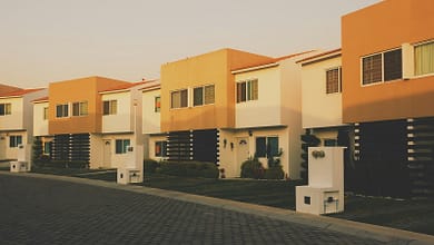 Location courte durée à Conakry : guide pour maximiser vos revenus 1 white and orange painted residential building