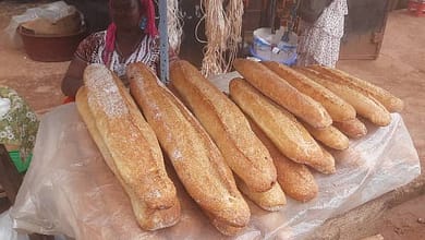 Pain : Le Gouvernement met en garde contre la flambée des prix 3 une vendeuse de pain-kindia