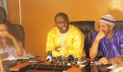 le-ministre-nate-devant-les-journalistes-dans-la-salle-de-confrence-du-ministre