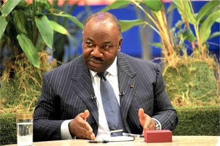 En marge du Sommet sur les océans qui se tient actuellement à New York aux Nations Unis, le chef de l’Etat gabonais, Ali Bongo Ondimba a reçu le prix Theodore Roosevelt, ce lundi 05 juin 2017, par l’ONG américaine, Wildlife Conservation Society (WCS). Selon le WCS, la remise de ce prix constitue une reconnaissance des efforts fournis ces dernières années par le chef de l’Etat et son pays, le Gabon, dans le domaine de la préservation de la nature. Autrement dit, ce prix vient marquer un couronnement dans la stratégie mise en place par les autorités gabonaises pour le développement durable. Lors de son allocution aux Nations unies ce lundi 05 juin, le chef de l’Etat gabonais a annoncé la création de 20 aires protégées à savoir, 9 parcs marins destinés à la conservation et la protection et 11 réserves aquatiques. Ce qui représente près de 26% du territoire marin du Gabon, et partant la plus grande aire protégée marine d’Afrique. Après son espace terrestre, le Gabon se lance donc dans la préservation de son espace maritime. Lors de la remise du prix, Cristian Samper, président de WCS n’a pas manqué de rendre hommage à cette politique. « Vous avez surpris le monde en créant le plus réseau d’aires aquatiques protégées en Afrique. Un effort significatif pour protéger un héritage légué par l’océan, dans l’intérêt des générations actuelles et futures. …», a-t-il déclaré au président gabonais. Le prix Theodore Roosevelt, du nom de l’ancien président américain, récompense les chefs d’Etat qui s’illustrent par des décisions fortes, en faveur de la conservation des espèces naturelles et des espaces naturels.
