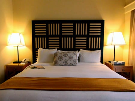 J'étais dans un hôtel hier avec une fille et tout d'un coup mon ami m'appelle pour me dire que... 3 bed