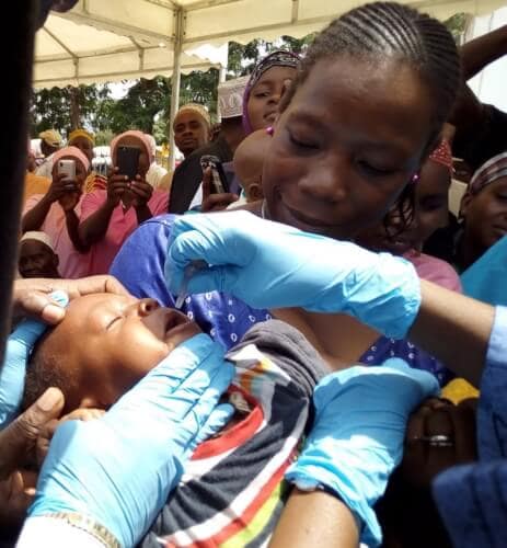 La Directrice de l’OMS Afrique Matshidiso Moeti vaccinant un bébé. Credit photo: UNICEF/Kadijah DIALLO