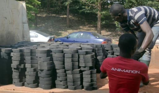 Des Camerounais transportent des déchets plastiques recyclés en pavs le 1er février 2016 à Yaoundé | AFP | REINNIER KAZE