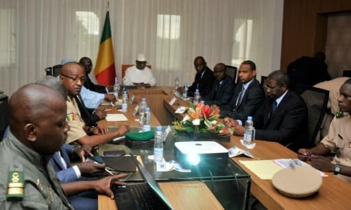 Conseil de sécurité autour du président malien Ibrahim Boubacar Keita, le 19 juillet 2016 à Bamako, après l'attaque du camp de Nampala | AFP | HABIBOU KOUYATE