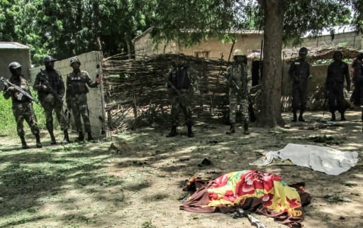 Des membres de la sécurité camerounaise devant la dépouille d'une victime d'un attentat suicide à Kolofata, dans l'extrême nord du Cameroun, le 13 septembre 2015 | AFP/Archives |