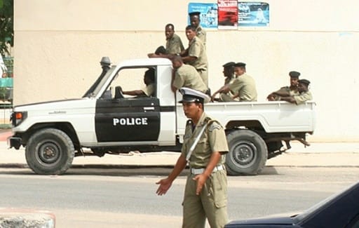 Des policiers mauritaniens patrouillent à Nouakchott en août 2008 | AFP/Archives | STR
