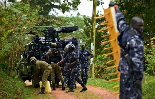 La police ougandaise est stationnée devant le domicile du principal opposant en Ouganda, Kizza Besigye, le 21 février 2016 à Kampala | AFP | CARL DE SOUZA
