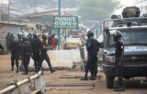 Un jeune homme de 17 ans a été tué par la police lors de heurts lundi à Conakry au cours de manifestations de milliers d'élèves du primaire et du secondaire dénonçant la situation de l'éducation en Guinée, ont indiqué un membre de sa famille et une source hospitalière. Le jeune homme, Souleymane Diakité, "revenait de son école (...) lorsqu'il a rencontré, en compagnie de ses camarades, un contingent de policiers qui avait du mal à contenir les furies d'autres manifestants et a tiré à balles réelles, dont une l'a fauché", a déclaré un oncle de l'élève à un correspondant de l'AFP. "Ses camarades ont alors crié et les policiers n'ont même pas pris la peine de le secourir", a-t-il ajouté. "Lorsque les policiers ont tiré sur le gamin qui est tombé, ses camarades qui ont voulu le secourir ont été tabassés par les flics (sic), dont deux ont été grièvement blessés", a déclaré un responsable de la Croix Rouge interrogé par l'AFP. Selon lui "la balle a horizontalement traversé le ventre de l'enfant, ne lui laissant aucune chance de survie". "J'ai appris qu'un jeune élève a été tué lors de ces manifestations et qu'une fille a été violée par un enseignant lorsque tous les élèves ont quitté leur école", a déclaré à la télévision privée Evasion Guinée le ministre de l'Education nationale, Ibrahima Kalil Konaté. Par ailleurs, quatre syndicalistes ont été libérés lundi soir par la justice après avoir été entendus "près de deux heures", a indiqué à l'AFP leur avocat, Salifou Béavogui. Ces responsables du Syndicat libre des enseignants et chercheurs de Guinée (SLECG), qui a déclenché le 13 novembre une grève illimitée pour exiger une augmentation de salaires et de meilleures conditions de travail, avaient été arrêtés samedi à Conakry. Le porte-parole du gouvernement, Albert Damantang Camara, avait justifié les arrestations par le fait que ces syndicalistes étaient "accusés de trouble à l'ordre public et d'appel à une grève illégale", lancée sans respect du préavis prévu par la loi. Avant leur libération, le porte-parole des grévistes, Mohamed Bangoura, avait affirmé à l'AFP que ces arrestations n'allaient "pas affaiblir le mouvement". "Nous allons nous battre jusqu'à l'obtention totale et entière de nos revendications", a déclaré M. Bangoura. Les appels à manifester lundi ont également été assez largement suivis en province, notamment dans le nord du pays, à Koundara, Mali et Gaoual, ainsi qu'à Fria (ouest) et, dans une moindre mesure, dans l'est, à Kankan, Siguiri et Faranah, a appris l'AFP de sources syndicales jointes sur place. Dans l'après-midi, les jeunes ont jeté des pierres contre les forces de l'ordre protégeant le bâtiment du ministre de l'Education nationale, selon un correspondant de l'AFP. A Dabompa, dans l'est de la capitale, des témoins ont fait état de tirs à balles réelles de policiers qui ont fait quatre blessés parmi les manifestants. Aux cris de "Alpha zéro --en référence au président Alpha Condé-- gouvernement zéro", "Nous voulons nos profs, non au sabotage et à la politisation de l'école!", les jeunes manifestants avaient érigé dans la matinée des barricades et renversé des poubelles, provoquant la panique chez les automobilistes. Sur l'autoroute Le Prince, principal axe qui traverse Conakry de la banlieue au centre-ville, les commerces et les stations service sont restés fermés et les transports inexistants. Les grévistes exigent l'application totale du statut particulier de l'Education, qui prévoit une augmentation de l'indice et des salaires obtenus sous le général Lansana Conté (1984-2008), confirmés en septembre 2016 lors des négociations entre gouvernement et syndicats de l'éducation. En février, huit personnes avaient été tuées, dont plusieurs par balles, lors des manifestations liées à une grève des enseignants.