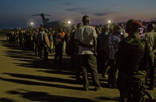 Des membres de l'ex-rébellion congolaise du M23 sur une base aérienne en Ouganda, dans l'attente d'être transportés en République démocratique du Congo,le 16 décembre 2014 | AFP/Archives | ISAAC KASAMANI