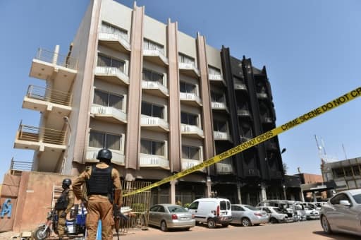 A Ouagadougou, le 18 janvier 2016, des troupes burkinabées montent la garde devant l'hôtel Splendid, visé par un attentat | AFP:Archives | ISSOUF SANOGO