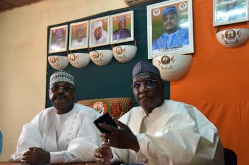 Les leaders de l'opposition, Amadou Boubacar Cissé (d) et Seini Oumarou (g), lors d'une conférence de presse le 23 février 2016 à Niamey | AFP | ISSOUF SANOGO