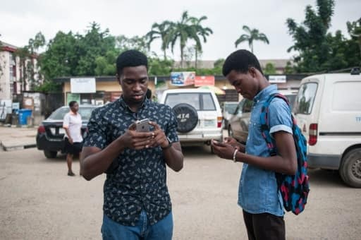 Des utilisateurs du jeux Pokemons à Lagos au Nigeria, le 14 juillet 2016 | AFP | STEFAN HEUNIS