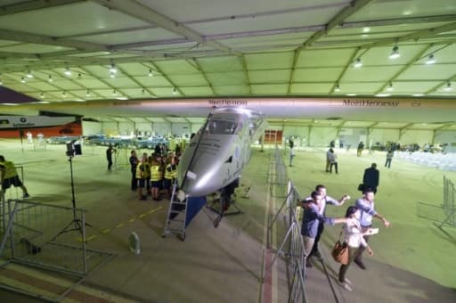 Des techniciens autour de l'avion solaire Solar Impulse 2, le 16 juillet 2016 au Caire | AFP | KHALED DESOUKI