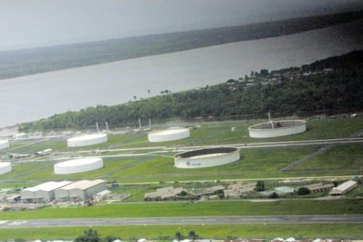 Vue aérienne de tanks de storage de pétrole de Chevron, dans le delta du Niger, le 30 mars 2003 | AFP/Archives | PIUS UTOMI EKPEI