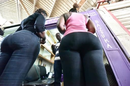 Des femmes achètent des produits "élargissants" pour se grossir les fesses sur le marché de Treichville en banlieue d'Abidjan en Côte d'Ivoire, le 23 juillet 2015 | AFP | SIA KAMBOU