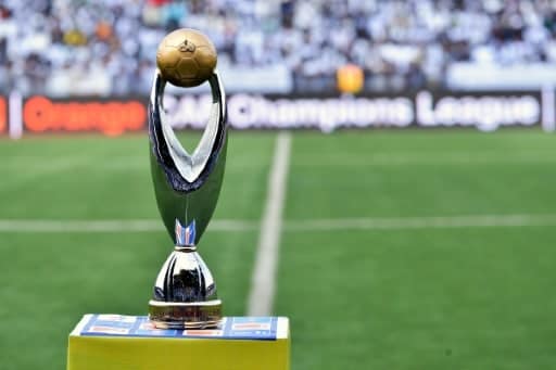 Le trophée du la Ligue des champions d'Afrique, le 8 novembre 2015 à Lubumbashi avant le match TP Mazembe - USM Alger | AFP/Archives | JUNIOR KANNAH