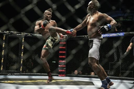 Alain Ilunga et Jeff Madiba s'affrontent sur le ring à Brakpan, en Afrique du Sud, le 13 mai 2016 | AFP/Archives | GIANLUIGI GUERCIA
