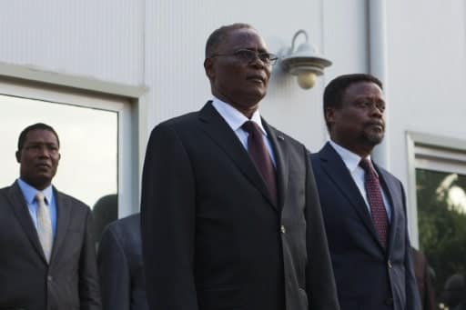 Le président intérimaire haïtien Jocelerme Privert (centre), et le Premier ministre Fritz Jean (droite), lors d'une cérémonie à Port-au-Prince le 26 février 2016 | AFP/Archives | Pierre Michel JEAN